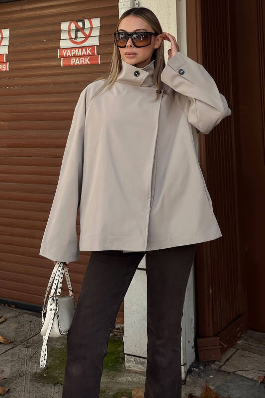 Bej Dik Yaka Verev Kapama Düğme Detaylı Kadın Kısa Trençkot - SWİST