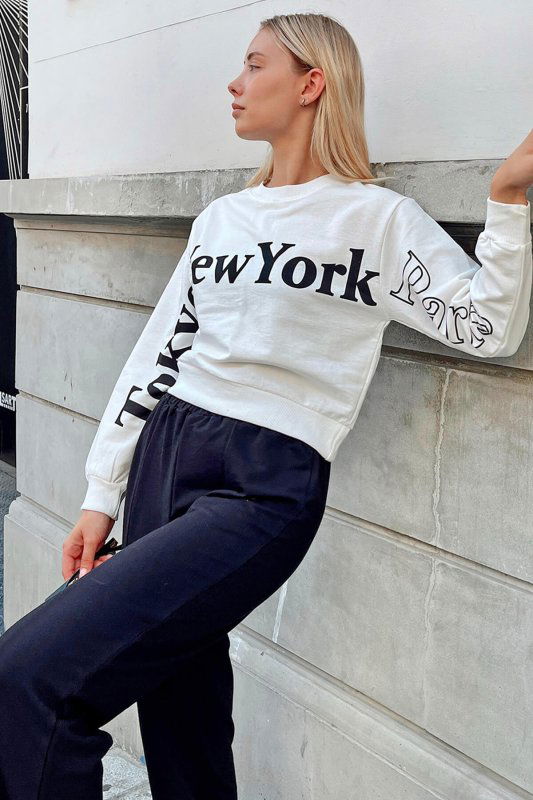 Beyaz Önü Ve Kolları Baskılı Kadın Crop Sweatshirt - SWİST