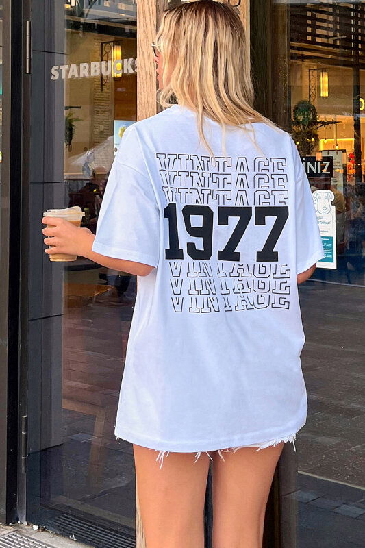 Beyaz Vintage Sırt Baskılı Oversize Kadın Tshirt - SWİST