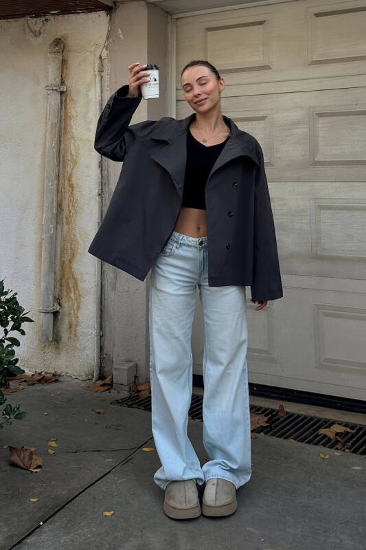 Füme Dik Yaka Verev Kapama Düğme Detaylı Kadın Kısa Trençkot - SWİST (2)