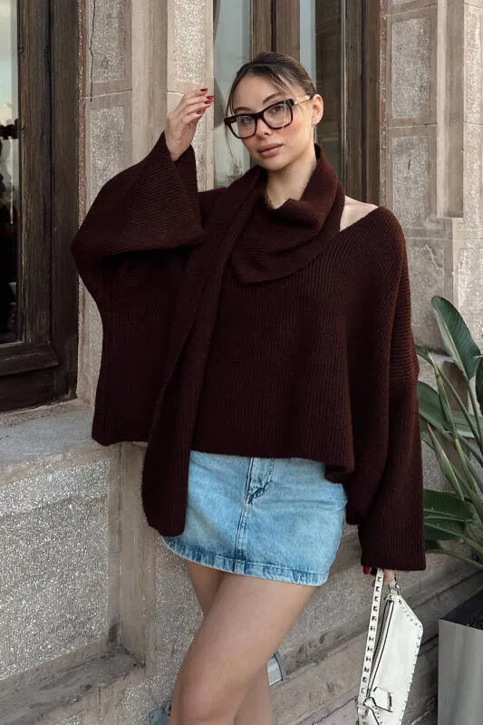 Kahverengi Atkı Detaylı V Yaka Oversize Kadın Triko Kazak - SWİST (2)