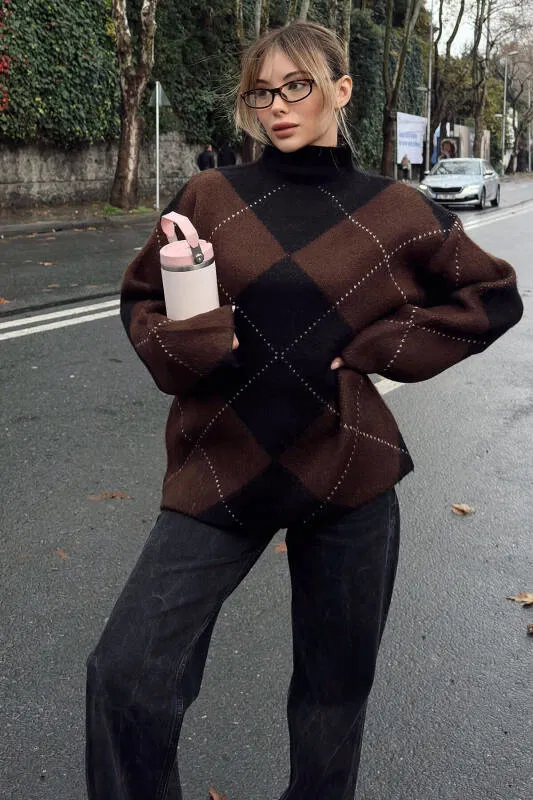 Kahverengi Dik Yaka Bakalava Desen Kadın Triko Kazak - SWİST