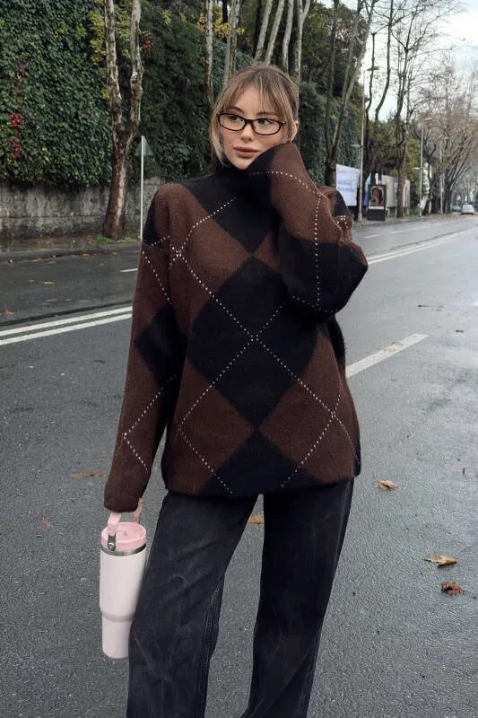 Kahverengi Dik Yaka Bakalava Desen Kadın Triko Kazak - SWİST (2)