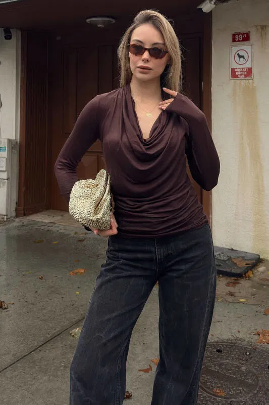 Kahverengi Dökümlü Degaje Yaka Uzun Kol Kadın Bluz - SWİST