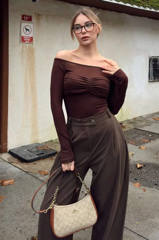 Kahverengi Göğüs Büzgülü Kayık Yaka Kadın Transparan Bluz - SWİST