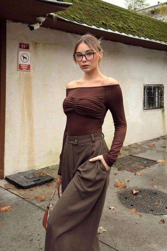 Kahverengi Göğüs Büzgülü Kayık Yaka Kadın Transparan Bluz - SWİST (2)