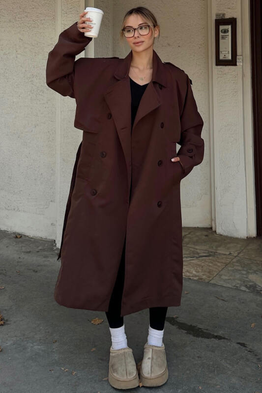 Kahverengi Oversize Kuşaklı Kruvaze Yaka Apoletli Kadın Midi Trençkot - SWİST