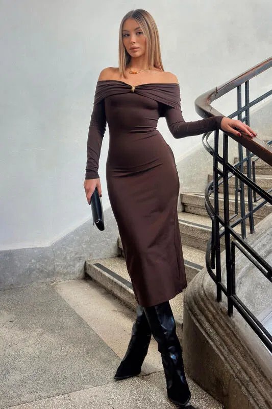 Kahverengi Toka Detaylı Madonna Yaka Uzun Kollu Kadın Sandy Midi Elbise - SWİST