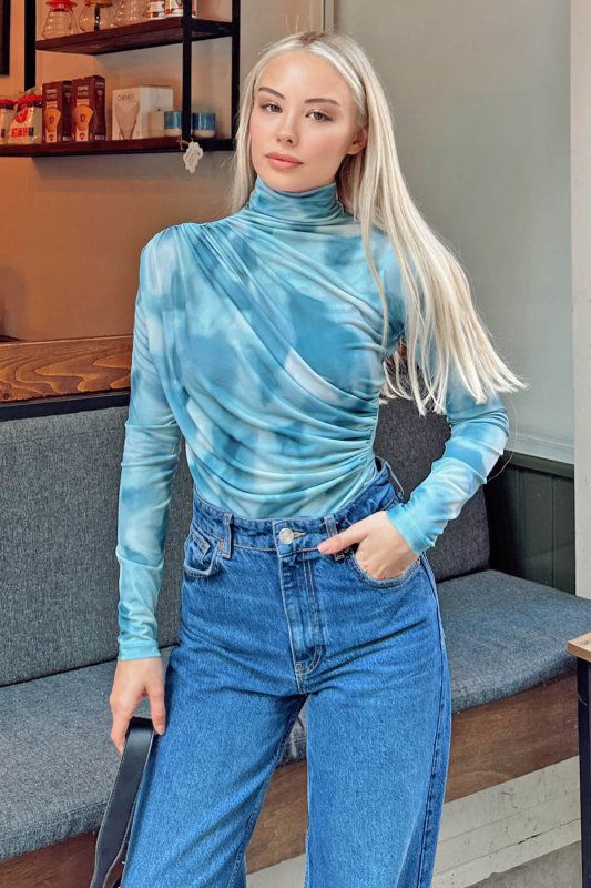 Mavi Batik Desen Yarım Balıkçı Omuz ve Bel Drapeli Kadın Bluz Crop - SWİST