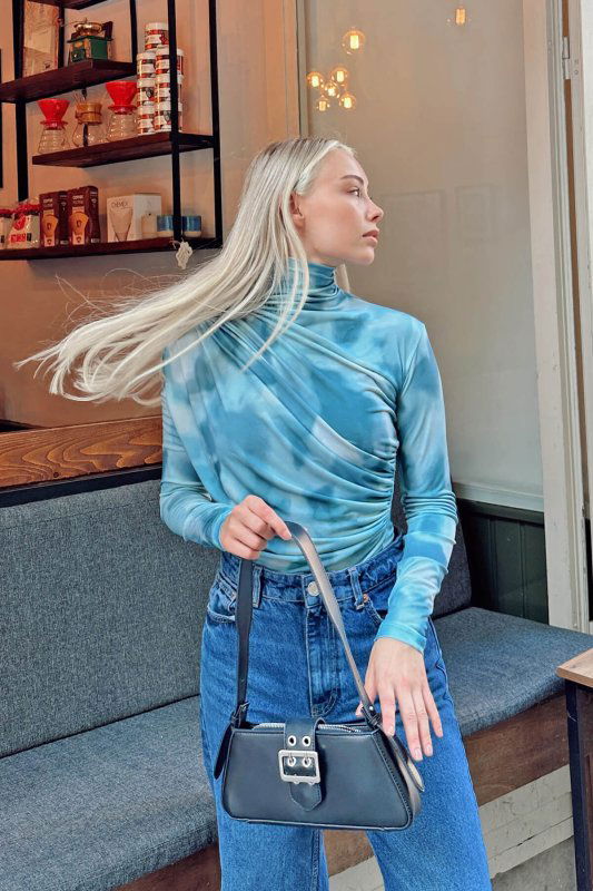 Mavi Batik Desen Yarım Balıkçı Omuz ve Bel Drapeli Kadın Bluz Crop - SWİST (2)