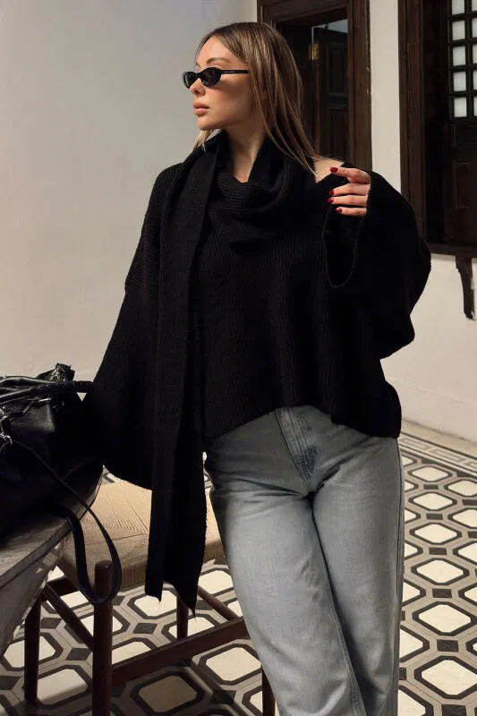 Siyah Atkı Detaylı V Yaka Oversize Kadın Triko Kazak - SWİST