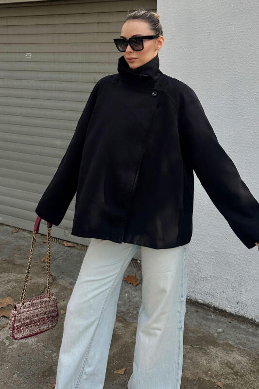 Siyah Dik Yaka Verev Kapama Düğme Detaylı Kadın Kısa Trençkot - SWİST