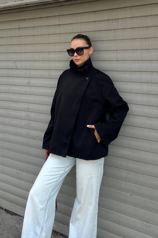 Siyah Dik Yaka Verev Kapama Düğme Detaylı Kadın Kısa Trençkot - SWİST (2)