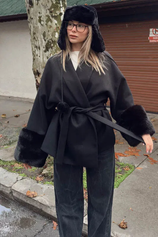 Siyah Kol Kürk Detay Kuşaklı Kadın Kısa Kaşe Kaban - SWİST