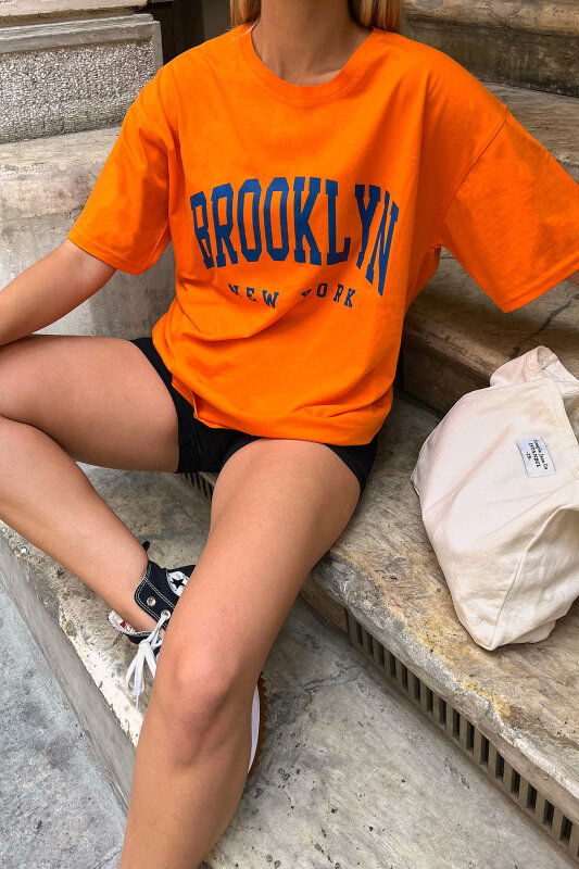 Turuncu Brooklyn Baskılı Oversize Kadın Tshirt - SWİST (2)