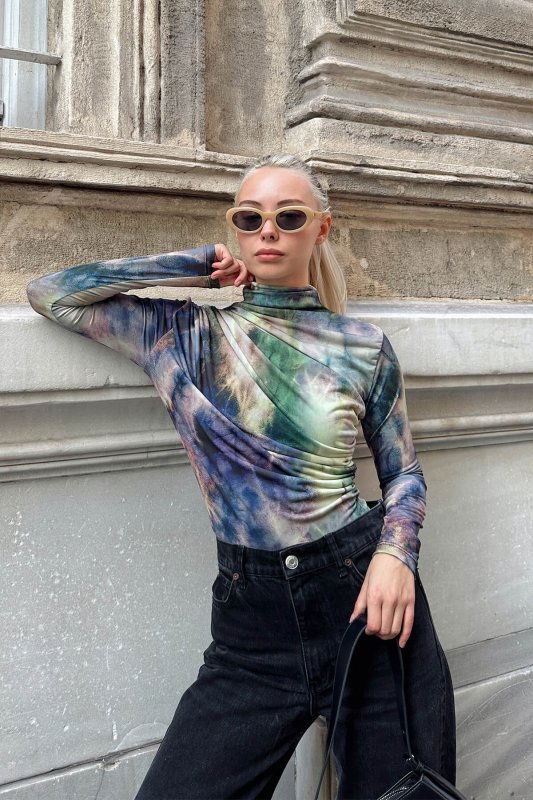 Yeşil Batik Desen Yarım Balıkçı Omuz ve Bel Drapeli Kadın Bluz Crop - SWİST (2)