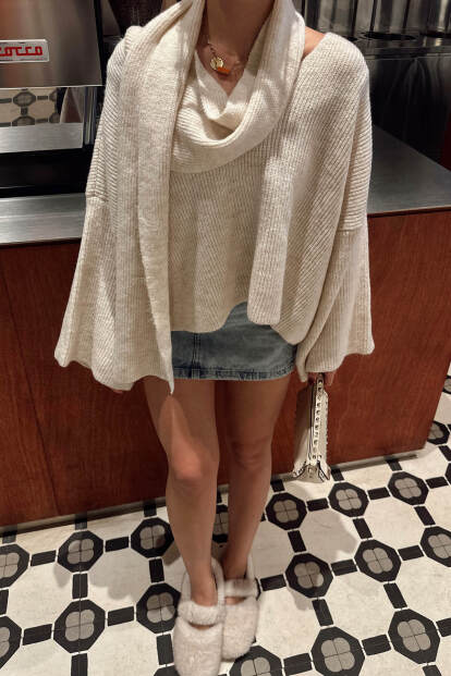 Bej Atkı Detaylı V Yaka Oversize Kadın Triko Kazak - 4