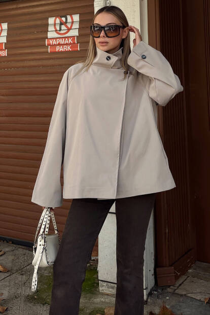 Bej Dik Yaka Verev Kapama Düğme Detaylı Kadın Kısa Trençkot - 1