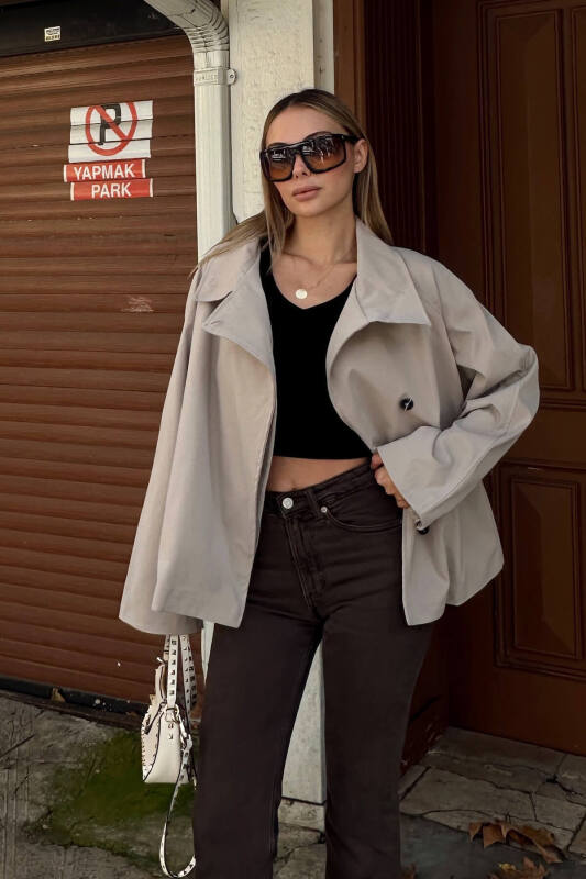 Bej Dik Yaka Verev Kapama Düğme Detaylı Kadın Kısa Trençkot - SWİST (1)