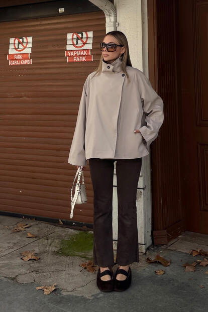 Bej Dik Yaka Verev Kapama Düğme Detaylı Kadın Kısa Trençkot - 3