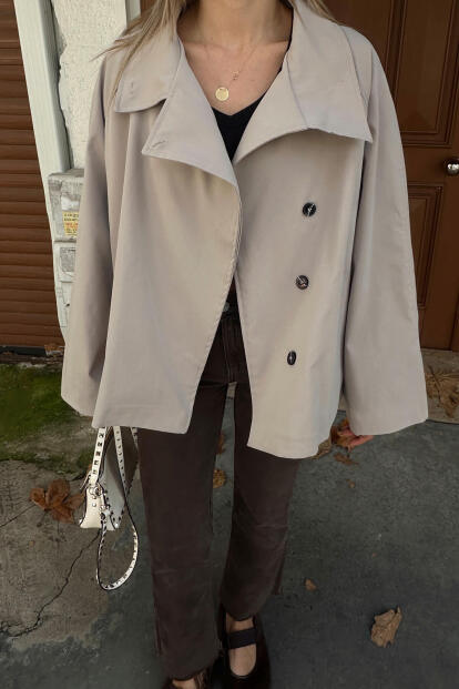 Bej Dik Yaka Verev Kapama Düğme Detaylı Kadın Kısa Trençkot - 4