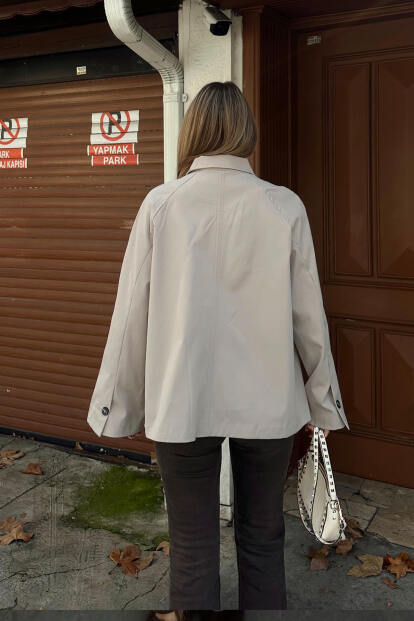 Bej Dik Yaka Verev Kapama Düğme Detaylı Kadın Kısa Trençkot - 5