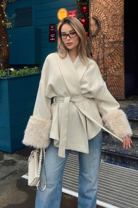 Bej Kol Kürk Detay Kuşaklı Kadın Kısa Kaşe Kaban - SWİST (1)