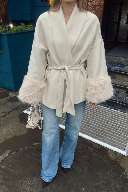 Bej Kol Kürk Detay Kuşaklı Kadın Kısa Kaşe Kaban - 4