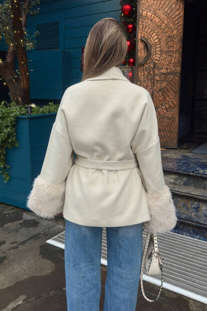 Bej Kol Kürk Detay Kuşaklı Kadın Kısa Kaşe Kaban - 5