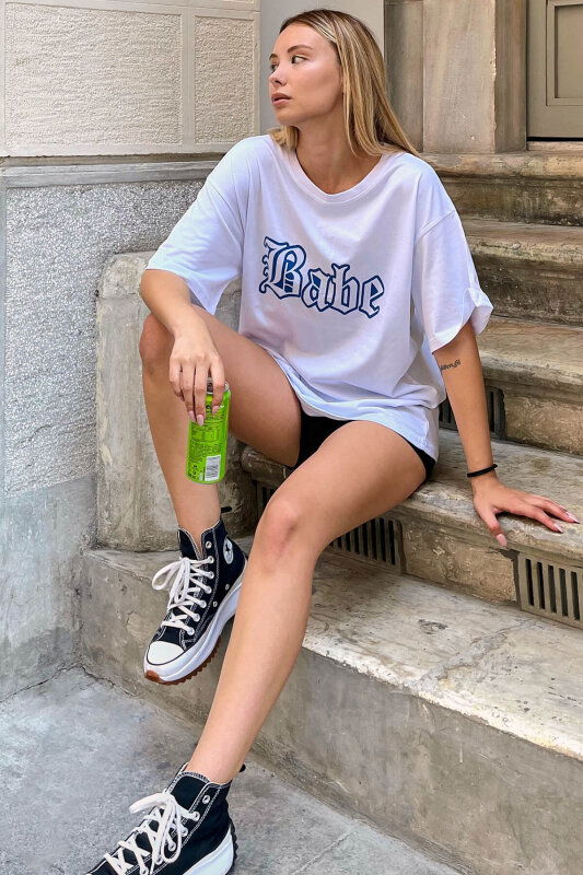 Beyaz Babe Baskılı Oversize Kadın Tshirt - SWİST (1)