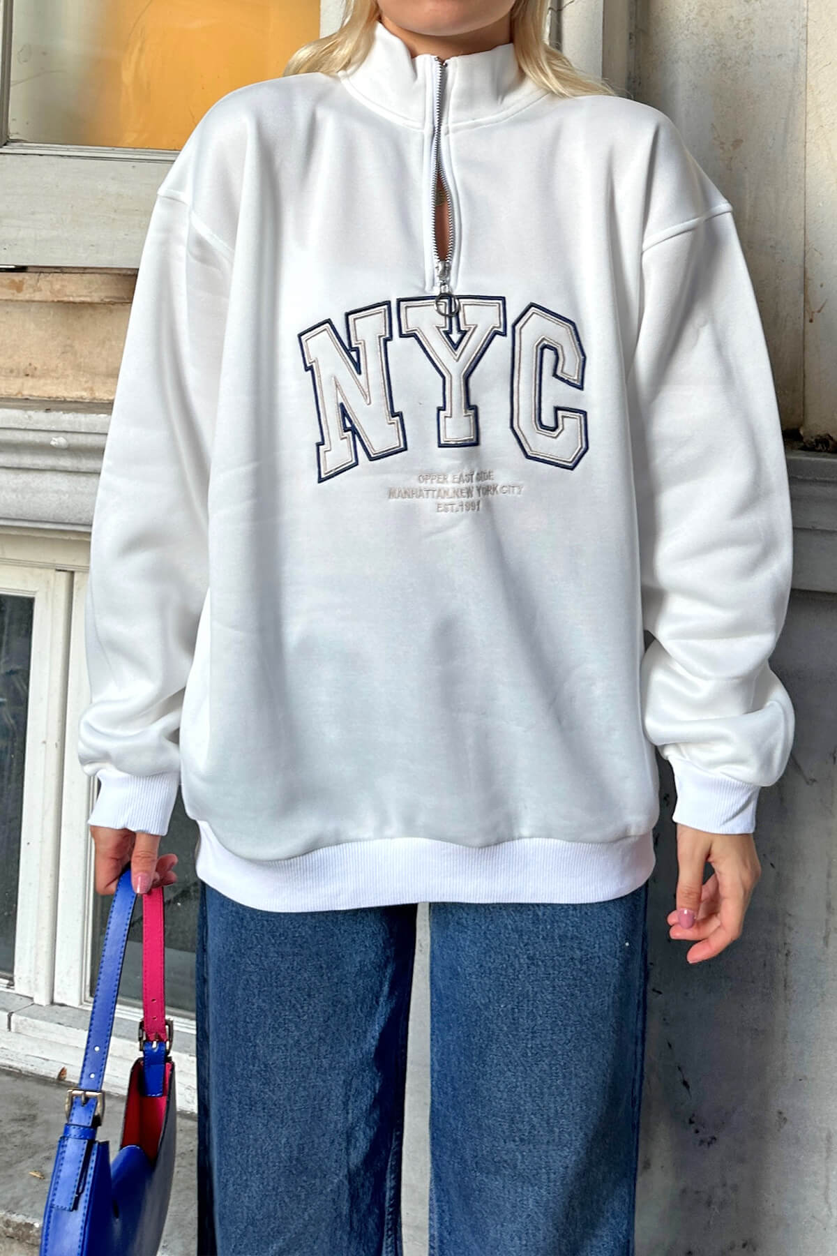 Beyaz Dik Yaka Fermuarlı NYC Nakışlı İçi Polarlı Kadın Sweatshirt - 4