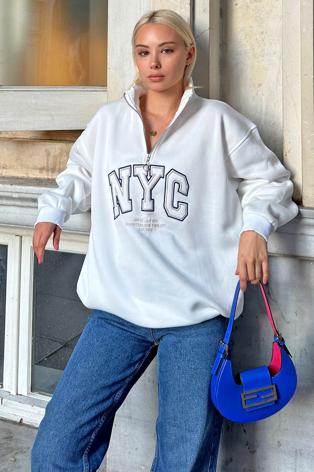 Beyaz Dik Yaka Fermuarlı NYC Nakışlı İçi Polarlı Kadın Sweatshirt - 1