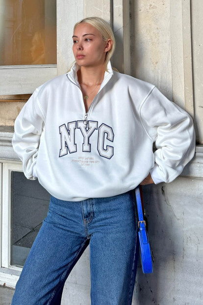 Beyaz Dik Yaka Fermuarlı NYC Nakışlı İçi Polarlı Kadın Sweatshirt - 2