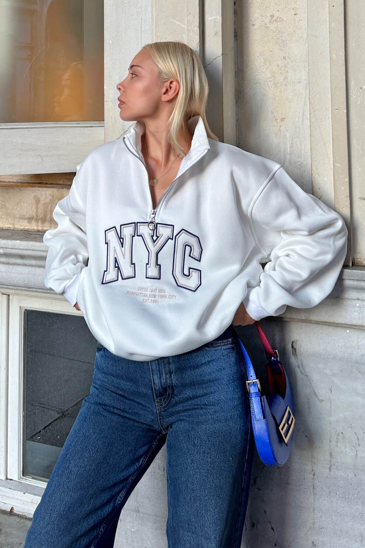 Beyaz Dik Yaka Fermuarlı NYC Nakışlı İçi Polarlı Kadın Sweatshirt - 3