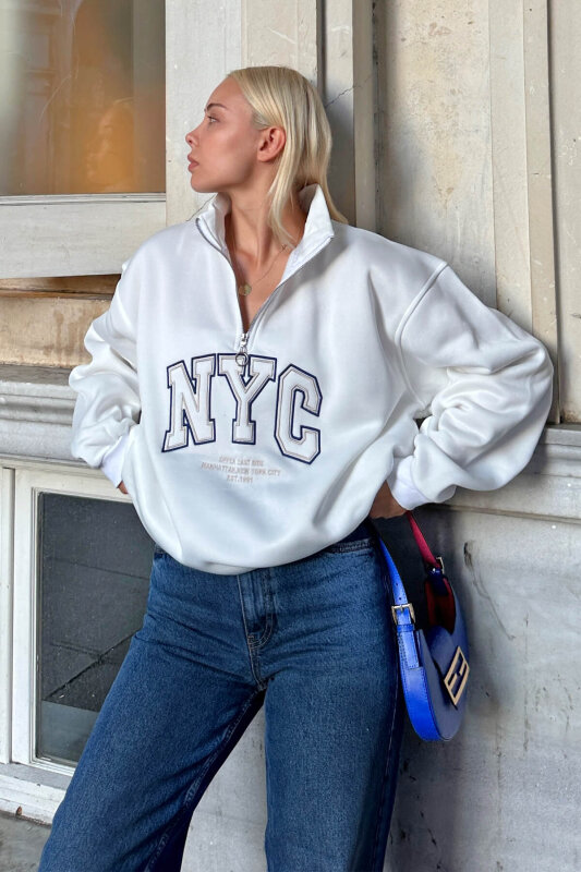 Beyaz Dik Yaka Fermuarlı NYC Nakışlı İçi Polarlı Kadın Sweatshirt - SWİST (2)