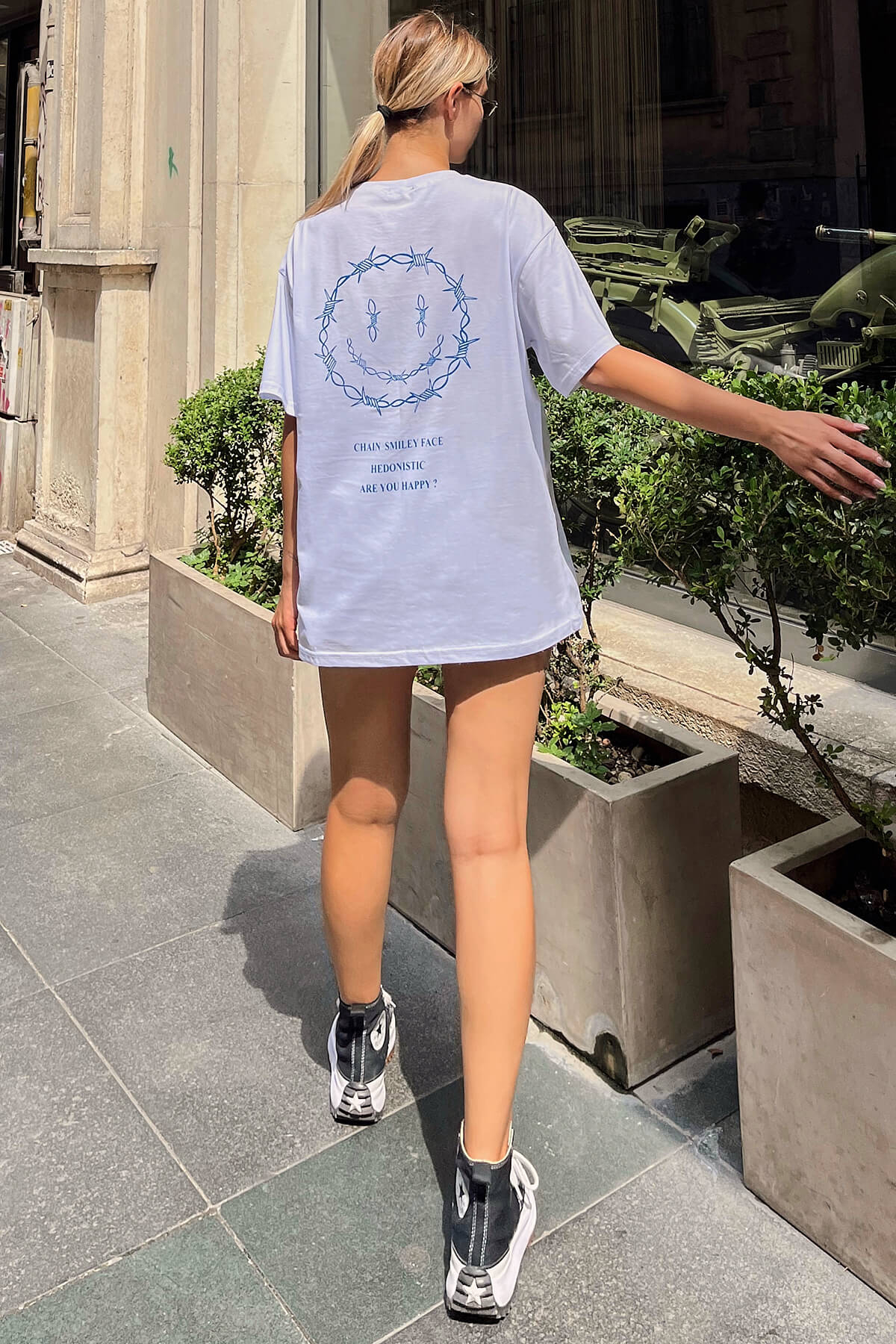 Beyaz Hedonistic Sırt Baskılı Oversize Kadın Tshirt - 4