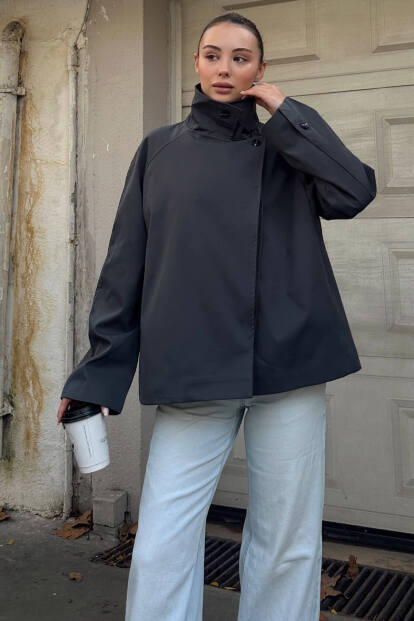 Füme Dik Yaka Verev Kapama Düğme Detaylı Kadın Kısa Trençkot 