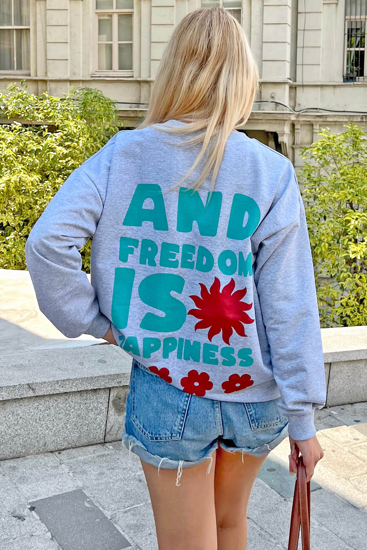 Gri Freedom Baskılı Bisiklet Yaka Kadın Sweatshirt - 1