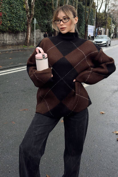 Kahverengi Dik Yaka Bakalava Desen Kadın Triko Kazak 