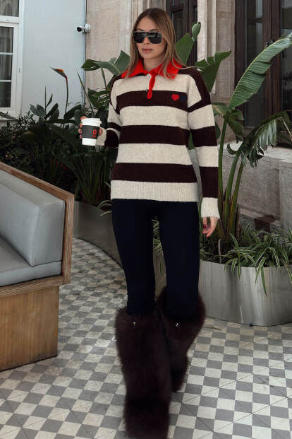 Kahverengi Polo Yaka Garnili Kalın Çizgili Kalp Nakışlı Kadın Triko Kazak 