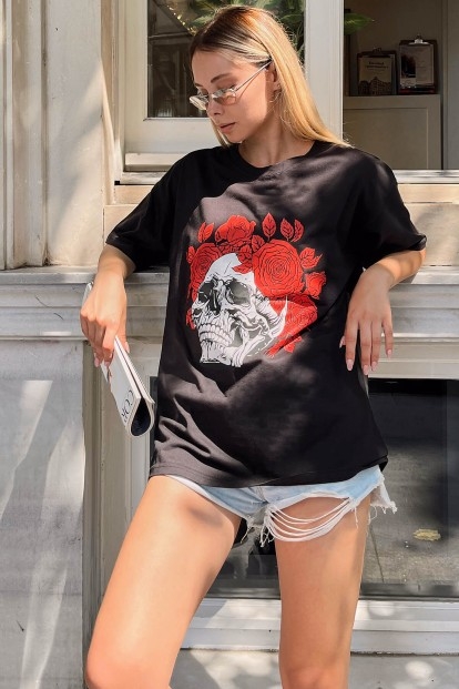 Siyah Kuru Kafa Gül Baskılı Oversize Kadın Tshirt - 5