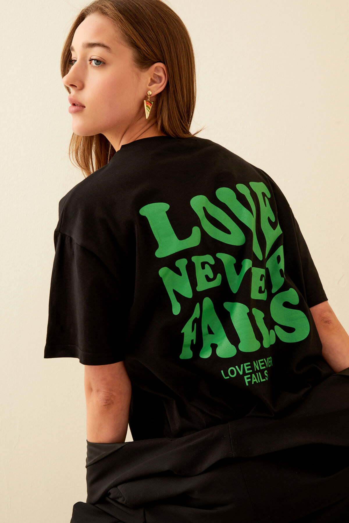 Siyah Love Never Sırt Baskılı Oversize Kadın Tshirt - 1