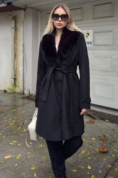 Siyah Yaka Kürklü Kol Manşet Detay Kuşaklı Kadın Kaşe Kaban 