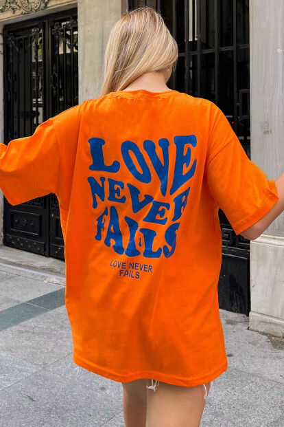 Turuncu Love Never Sırt Baskılı Oversize Kadın Tshirt 