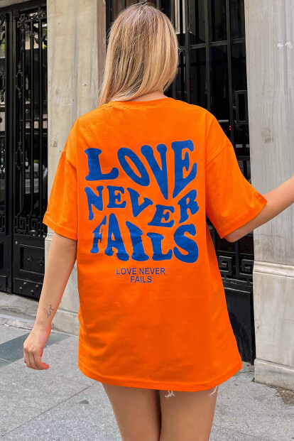 Turuncu Love Never Sırt Baskılı Oversize Kadın Tshirt - 4