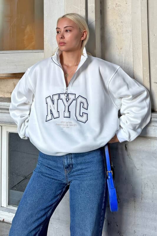 Beyaz Dik Yaka Fermuarlı NYC Nakışlı İçi Polarlı Kadın Sweatshirt - SWİST (1)