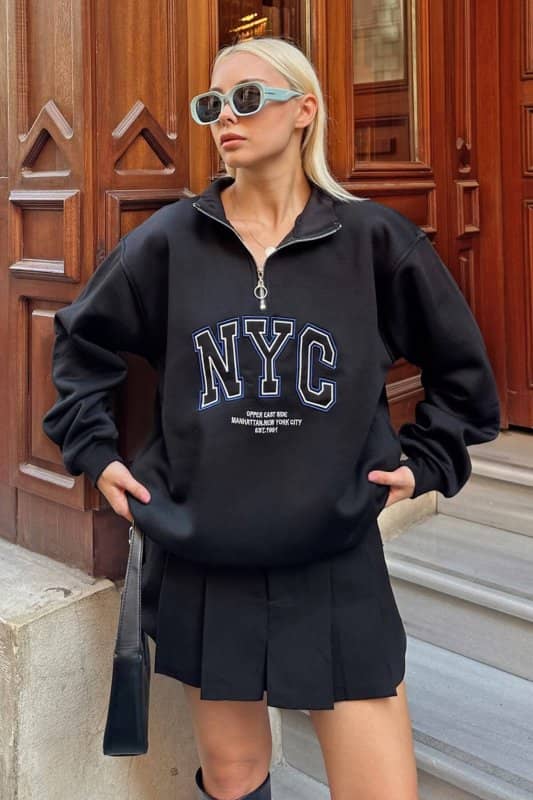 Siyah Dik Yaka Fermuarlı NYC Nakışlı İçi Polarlı Kadın Sweatshirt - SWİST