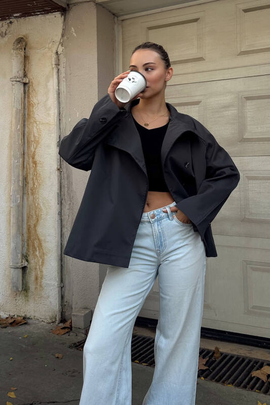 Füme Dik Yaka Verev Kapama Düğme Detaylı Kadın Kısa Trençkot - SWİST (1)