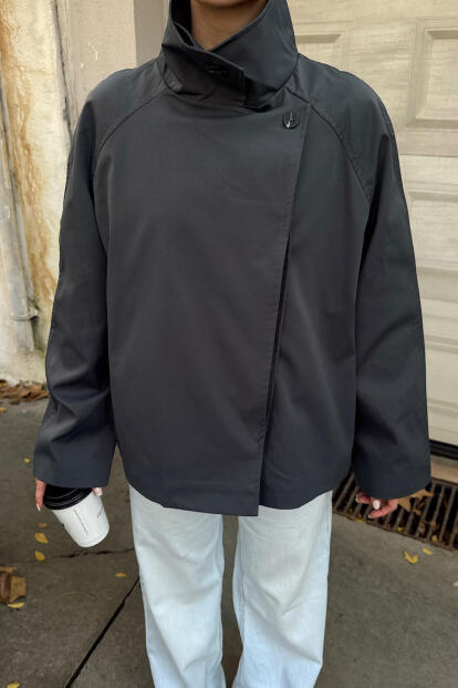 Füme Dik Yaka Verev Kapama Düğme Detaylı Kadın Kısa Trençkot - 4