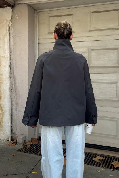 Füme Dik Yaka Verev Kapama Düğme Detaylı Kadın Kısa Trençkot - 5